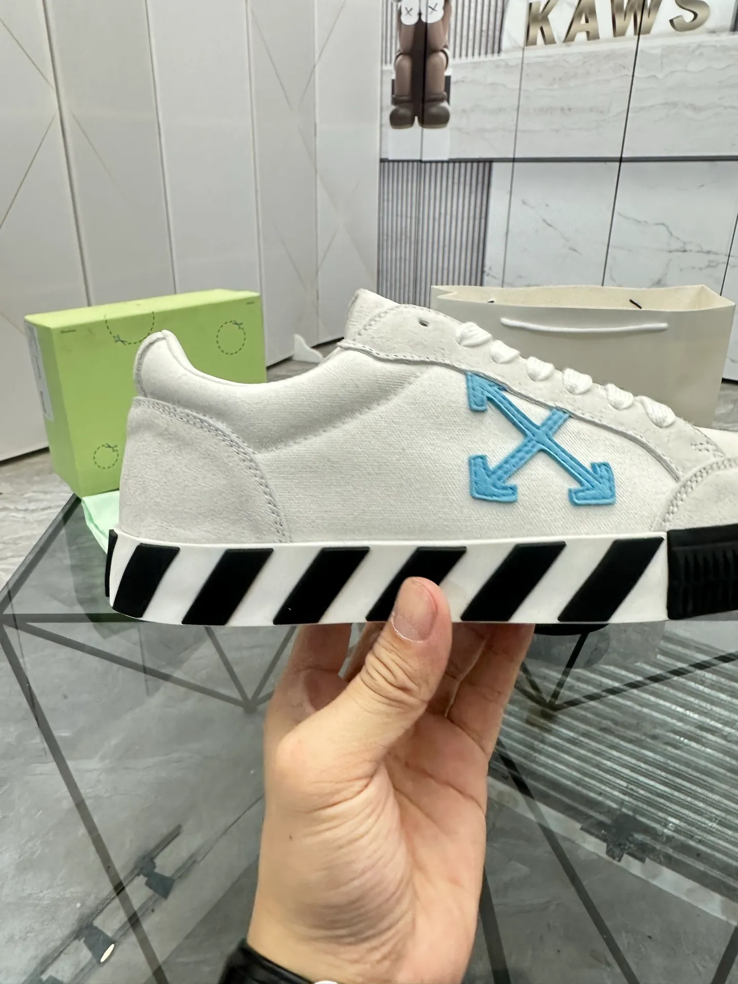 Selling men's shoes 💰: 💰P440¥ Product trademark: OFF WHITE * "OFF WHITE*" low-top casual shoes Regular size: 35-45 (can be customized to 46) Couple style Product materials: imported nubuck leather upper spliced ​​with original fabric, breathable lining, original outsole. No.: H203
